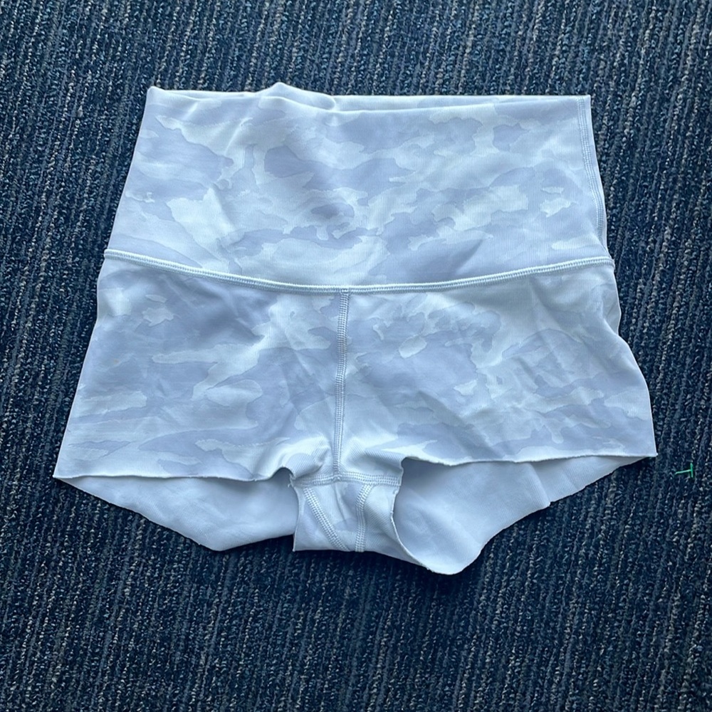 Lululemon camo patterned size 6, cut leg workout shorts
